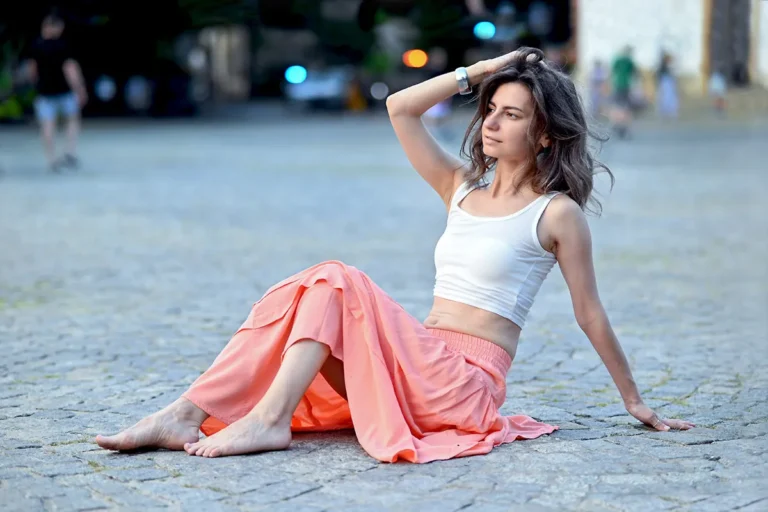 Modelka siedzi na bruku Starego Miasta